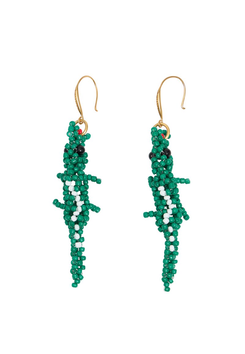 Pendientes de cuentas verdes con forma de lagartos, que presentan detalles en blanco y negro contrastantes, ganchos dorados y un acabado texturizado.