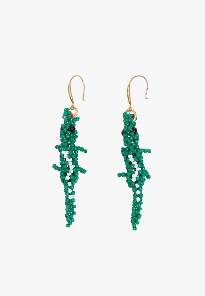 Pendientes de cuentas verdes con forma de lagartos, que presentan detalles en blanco y negro contrastantes, ganchos dorados y un acabado texturizado.