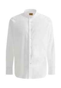 Camicia bianca a maniche lunghe con colletto rialzato, dotata di una chiusura frontale con bottoni e una texture del tessuto che appare liscia e leggera.