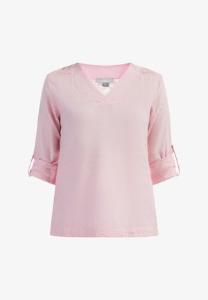 Bluză roz cu guler în V și mâneci trei sferturi, având detalii cu manusă rulată. Fabricată dintr-un material ușor, cu o textură netedă și detalii subtile.