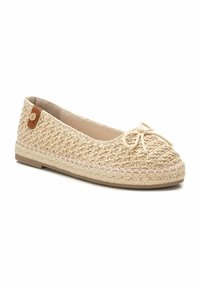 Bailarinas tejido en color beige con punta redonda, lazo decorativo y acento de cuero. Fibras naturales con un acabado texturado y suela en contraste.