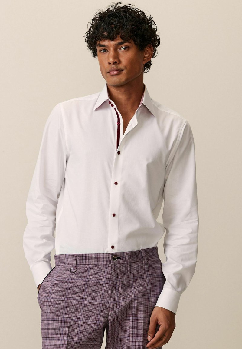 Next TRIMMED FIT SINGLE CUFF - REGULAR FIT - Camicia - white burgundy red