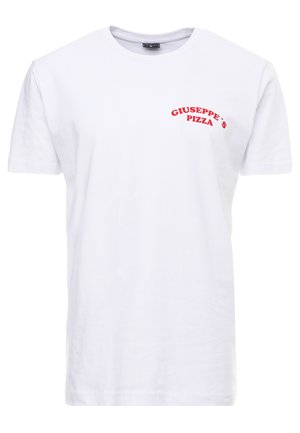 Witte katoenen T-shirt met korte mouwen, met rode tekst "GIUSEPPE'S PIZZA" gedrukt op de linker borst. Eenvoudig ontwerp, klassieke pasvorm.