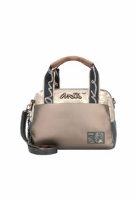 Braune und beige Handtasche mit dunklen Griffen. Verfügt über eine glänzende Oberfläche, ein Logo auf der Vorderseite und einen abnehmbaren Schultergurt. Glatte Textur.