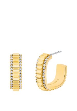 Goldene Creolen mit strukturiertem Design, die entlang der Kante eine Reihe klarer Steine und ein poliertes quadratisches Profil aufweisen.