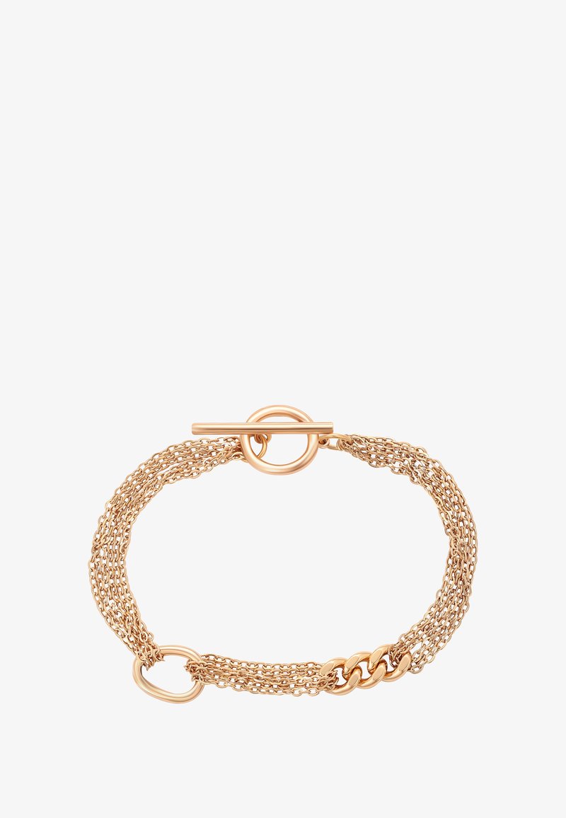 Zlatý náramok na viacero reťazí s preklápacím zapínaním a malou časťou väčších článkov na pozadí bielej farby.