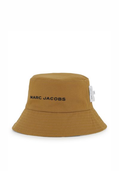 Cappello a secchiello in cotone marrone con tesa larga. Presenta un logo nero stampato sulla parte frontale e un'etichetta con marchio sul lato. Finitura strutturata.