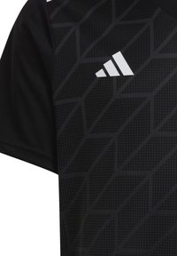 Zwart sportshirt met geometrische patronen, voorzien van een textuurstof en een wit Adidas-logo aan de bovenlinkerzijde.
