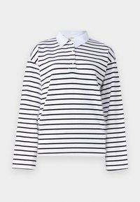Chemise polo à manches longues blanches avec des rayures horizontales noires, un col classique et un plastron à deux boutons. Tissu en coton lisse.