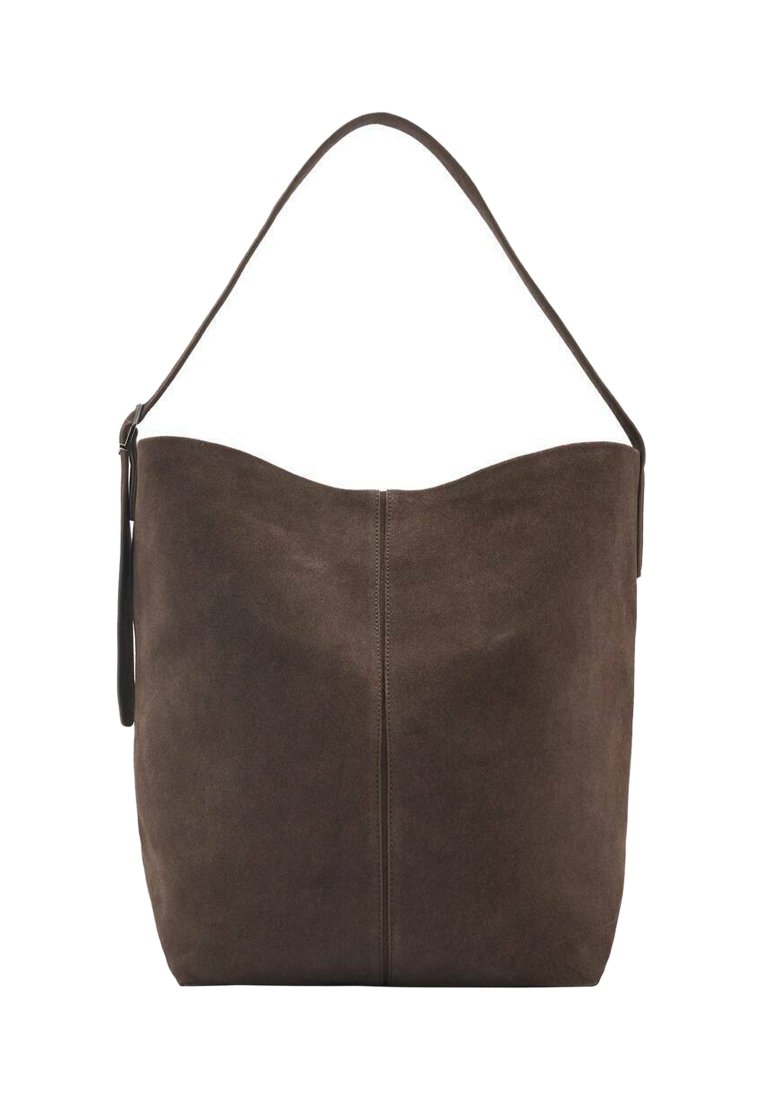 Sac à épaule en suede marron avec un dessus incurvé, présentant une texture lisse et une seule bandoulière. Design simple sans accents en métal.