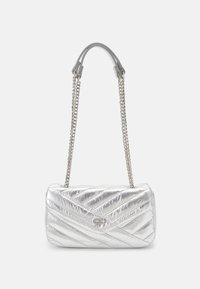 Borsa a tracolla argentata trapuntata realizzata in materiale lucido, con una tracolla a catena e un accento con logo sul davanti. Forma rettangolare con un design compatto.