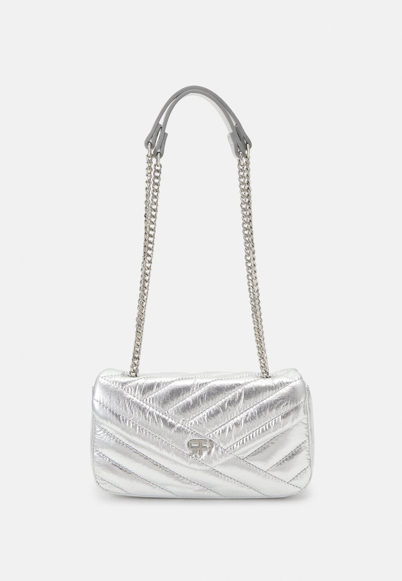 Borsa a tracolla argentata trapuntata realizzata in materiale lucido, con una tracolla a catena e un accento con logo sul davanti. Forma rettangolare con un design compatto.