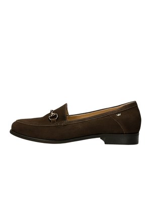 Mocassino da donna in camoscio marrone scuro con tacco basso e dettaglio in metallo argentato a forma di morsetto sul davanti.