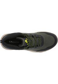 Grön och svart vandringssko med en strukturerad överdel, svart sula och reflekterande gula detaljer på snörena. Har vadderad krage och logotyp.