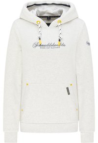 Světle šedá mikina s kapucí a přední kapsou, černé a žluté šňůrky a černý text "Schmuddelwedda" na hrudi a levém rukávu.