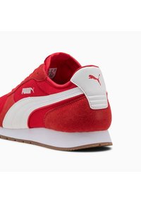 Crvene Puma tenisice imaju kombinaciju suede i mrežastih materijala, upečatljivu bijelu prugu, te podstavljeni stražnji deo s detaljem Puma logotipa.
