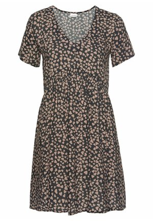 Robe à manches courtes en tissu sombre ornée d'un motif de petites cœurs roses, avec un décolleté en V et une taille froncée pour la silhouette.