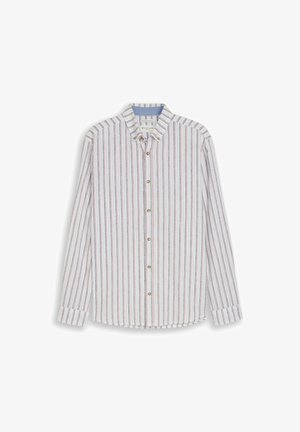 Chemise à manches longues avec boutons, à rayures verticales rouges, bleues et blanches, avec un col boutonné, sur fond blanc.