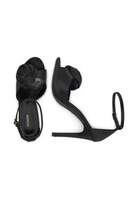 Czarne satynowe sandały na obcasie z różową ozdobą, otwarty palec, smukły pasek wokół kostki i obcas w szpilkę. Matowe wykończenie o miękkiej fakturze.