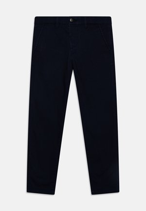Pantalon décontracté bleu marine avec poches avant, passants de ceinture, fermeture à bouton, et coupe droite sur fond uni.