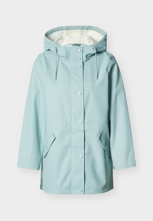Világoskék kapucnis esőkabát elülső patentos gombokkal, állítható húzózsinórokkal és két ferdén elhelyezett zsebfedővel.