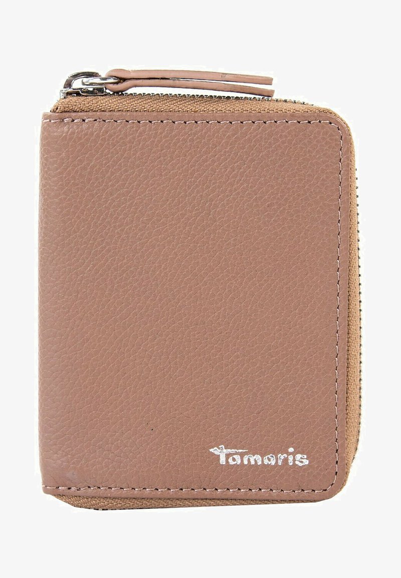 Hnědá kožená peněženka s texturovaným povrchem, zipovým uzávěrem a bílým logem na přední straně. Kompaktní obdélníkový tvar s prošitými okraji.