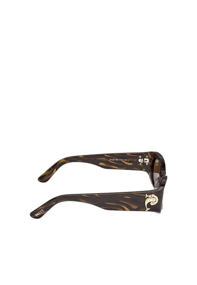 Bruine schildpadzonnebril met een glanzende afwerking, voorzien van een goudkleurig logoaccent en een slank, rond design.