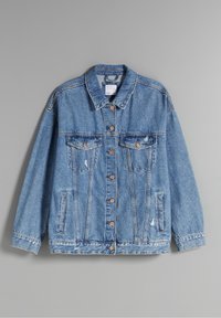 Ljusblå denimjacka med knappstängning framtill, två bröstfickor och slitna detaljer. Har en klassisk krage och långa ärmar.