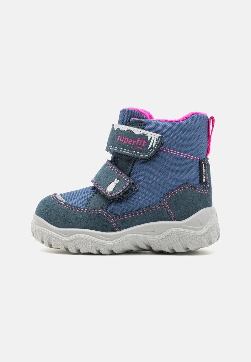Botte d'hiver pour enfant bleu et gris foncé avec des coutures roses, une doublure intérieure rose, deux sangles en Velcro et une semelle blanche épaisse et texturée.