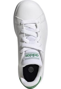 Zapatilla deportiva blanca con parte superior de cuero perforado, cordones blancos planos, acentos verdes en la lengüeta y la suela, y un logo redondo en la plantilla.