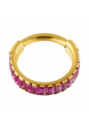 Goldene Creolen mit rechteckigen pinken Edelsteinen, gleichmäßig am äußeren Rand verteilt.