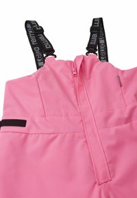 Rosa wasserdichte Latzhose mit Reißverschluss, verstellbaren schwarzen Trägern mit weißer Markenkennzeichnung und einem glatten, leicht strukturierten Stoff.