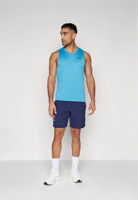 Conjunto deportivo masculino que incluye una camiseta sin mangas azul claro y pantalones cortos azul oscuro, confeccionados en una tela suave con detalles de logotipos.