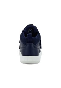 Sneaker per bambini blu navy con tomaia in pelle e rete, suola bianca e cinturino regolabile. Presenta una collo imbottito e un tassello sul retro.