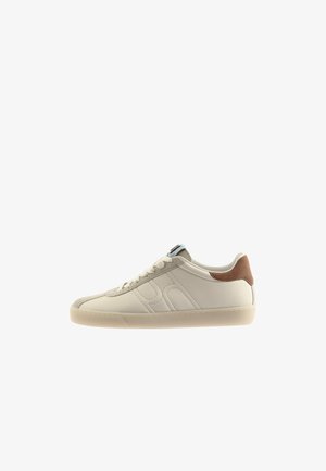 Sneaker beige basso con tallone in pelle scamosciata marrone, logo laterale cucito, chiusura con lacci e suola in gomma traslucida.