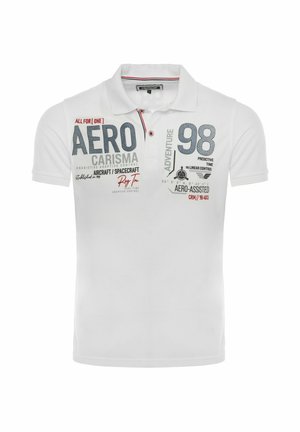 Hvid polo-shirt med krave med trykt tekst og grafik, herunder "AERO 98", "CARISMA", "Adventure" og flyvemaskine-tema designs.