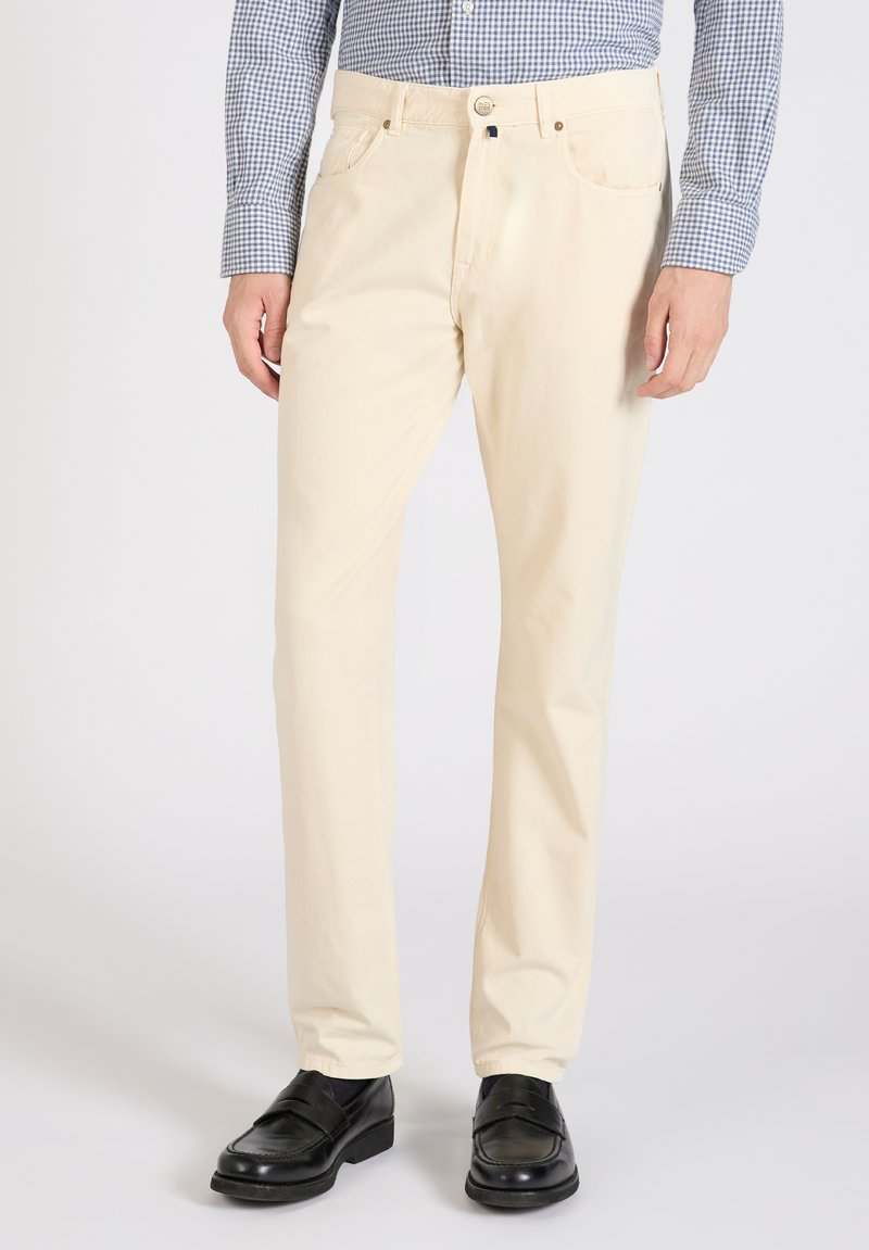 Pantalones de algodón beige con un corte recto, que cuentan con bolsillos frontales, una cinturilla con cierre de botón y sutiles detalles de costura.