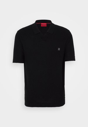 Must musta polo särk lühikeste varrukatega, V-kaelusega, valmistatud pehmest kangast; rinnas on väike must logo ja punane siselabel.