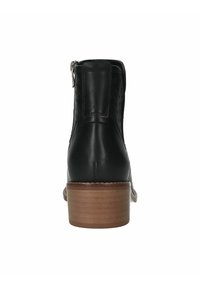 Stivaletto in pelle nera con tacco in legno impilato, superficie liscia, chiusura con zip laterale e dettagli perforati sulla tomaia.