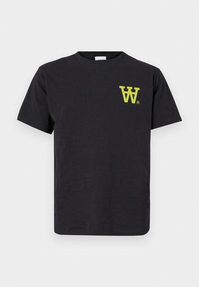 WOOD WOOD ACE CHEST PRINT UNISEX - Nyomott mintás póló - charcoal