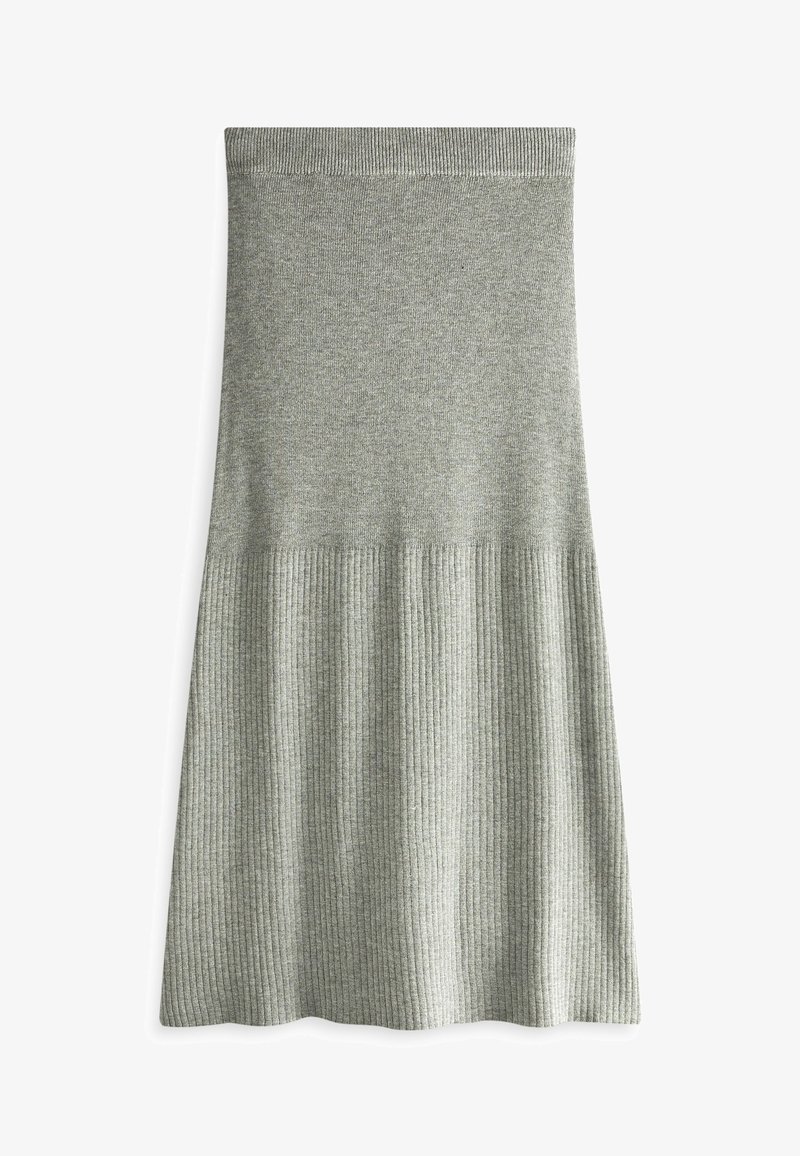 Jupe en maille gris clair avec une partie haute ajustée et un motif côtelé plus large commençant à mi-longueur, s'évasant légèrement vers l’ourlet.