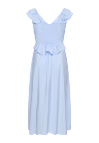 Robe midi bleu clair sans manches avec bretelles volantées, corsage froncé et détail de basque à la taille.