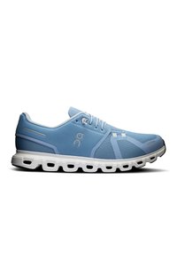 Baskets de sport bleu clair avec dessus en maille, semelle en caoutchouc blanc et fermeture à lacets. Caractéristiques d'un design minimaliste avec des accents et un bout arrondi.