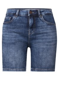 Pantalones cortos de mezclilla en un lavado azul medio, con cierre de botón, trabillas para cinturón y bolsillos delanteros. Textura suave con un ligero desvanecimiento.