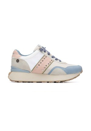 Zapatilla baja en blanco, rosa claro, azul y beige con tachuelas plateadas en el panel lateral y una suela beige gruesa.