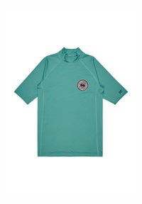 Rash guard de manga corta en color turquesa con cuello alto, que presenta un logo circular en el pecho y un detalle de costura en contraste.
