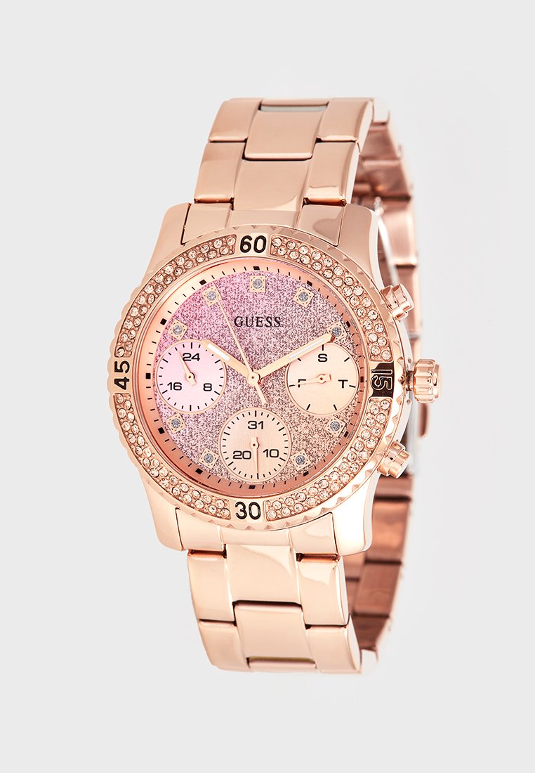 Reloj de oro rosa con un dial texturizado en rosa, tres subdiales y acentos de cristal en el bisel. Pulsera de eslabones de metal. Tamaño ajustable.