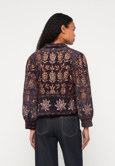 Αμπέλ φούτερ από σκούρο ύφασμα, με κεντημένα λουλουδάτα σχέδια σε χρυσό, μπορντό και μπλε. Φουσκωτά μανίκια και κλασικό κολάρο.