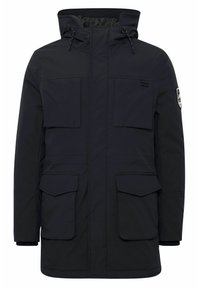 Parka marine fabriquée en tissu résistant à l'eau. Dotée d'une capuche, de deux grandes poches avant, de cordons de serrage ajustables et d'une fermeture éclair à l'avant.