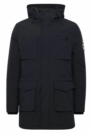 Tumedat parka jakk, mis on valmistatud veekindlast kangast. Omab kapuutsi, kahte suurt esiklehti, reguleeritavaid nööre ja lukuga esiosa.